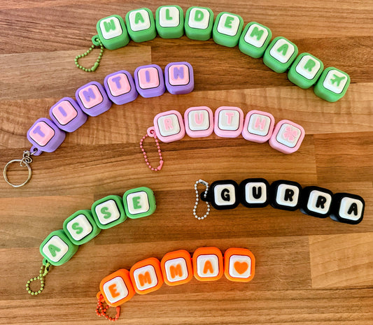 Personalisiertes Fidget-Clicker-Namensschild — Modularer Flexi-Schlüsselanhänger
