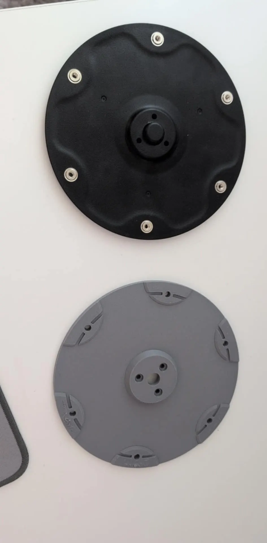 Grey PrintedbyAdermalm six-blade LUBA Mini cutter disc below a black original disc for comparison. Sold as one replacement disc in the selected colour.