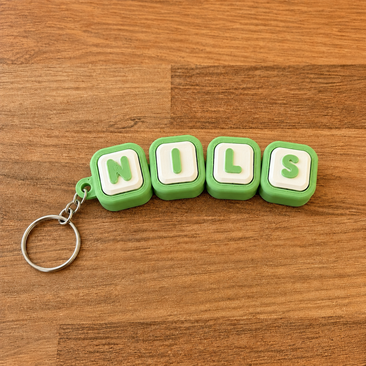 Personalized name tag clicker keyring 'Nils' — green steel keyring, 3D printed
