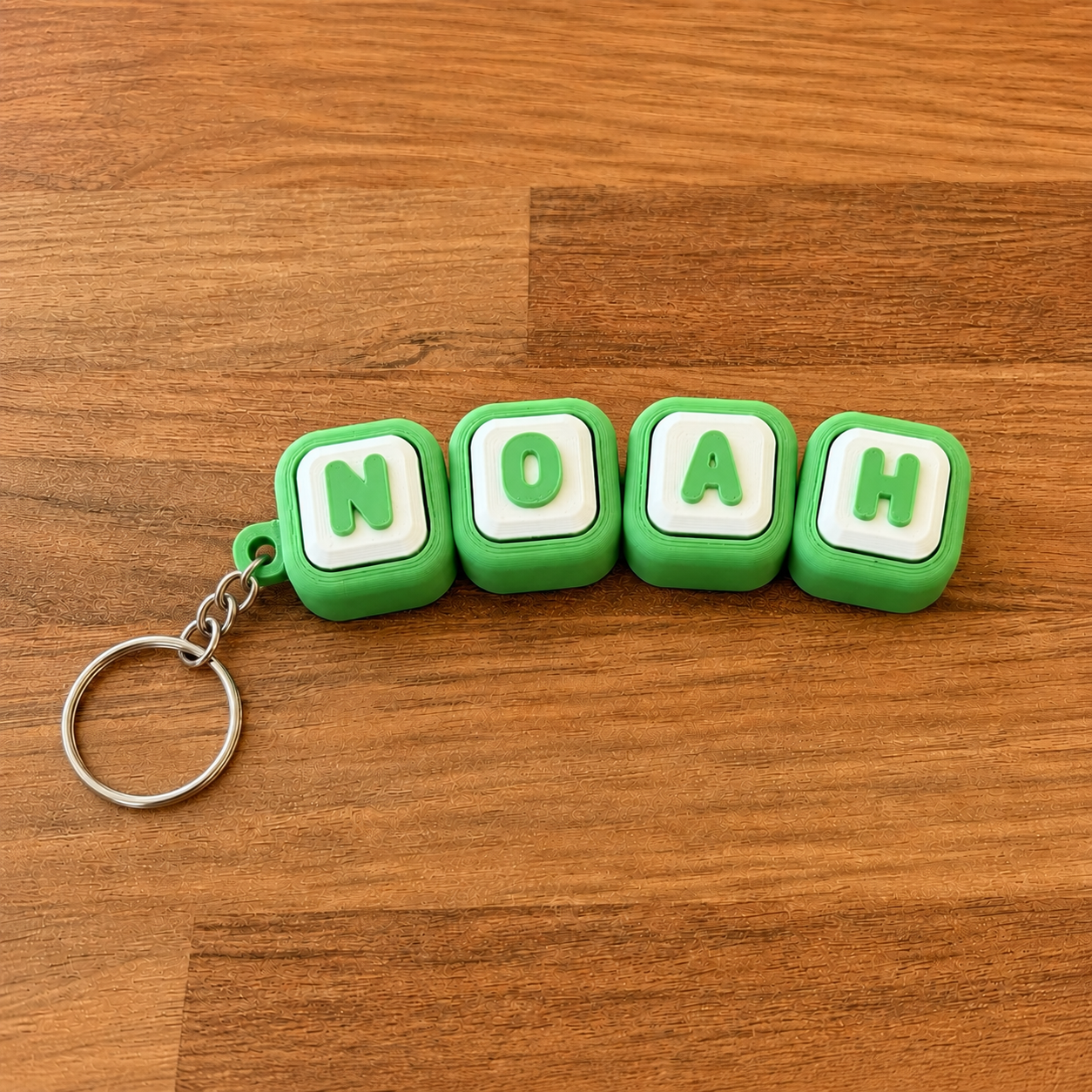 Personalized name tag clicker keyring 'Noah' — green steel keyring, 3D printed